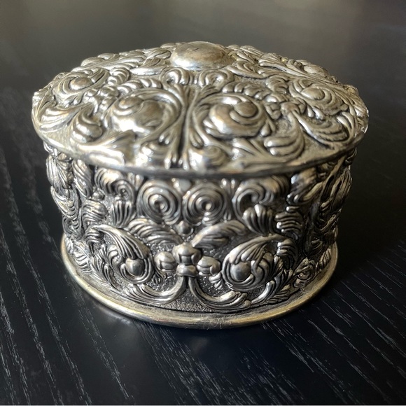 Vintage 4” Silver Lidded Trinket Jewelry Box Scroll Pattern - Picture 3 of 9